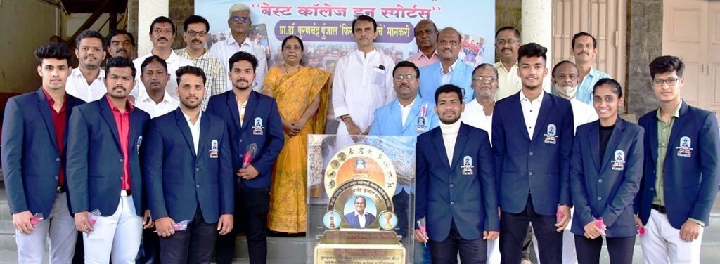 Graduation ceremony at Sangameshwar College